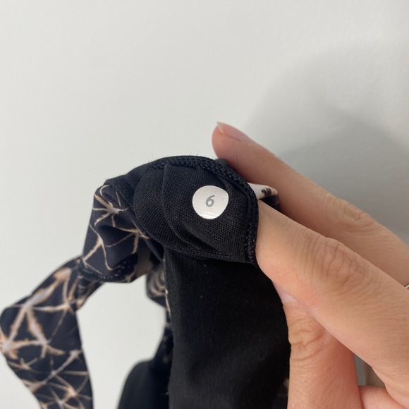 *SOLD* Lululemon Size 6 Black and Tan Geometric Sports Bra - Picture 3 of 3